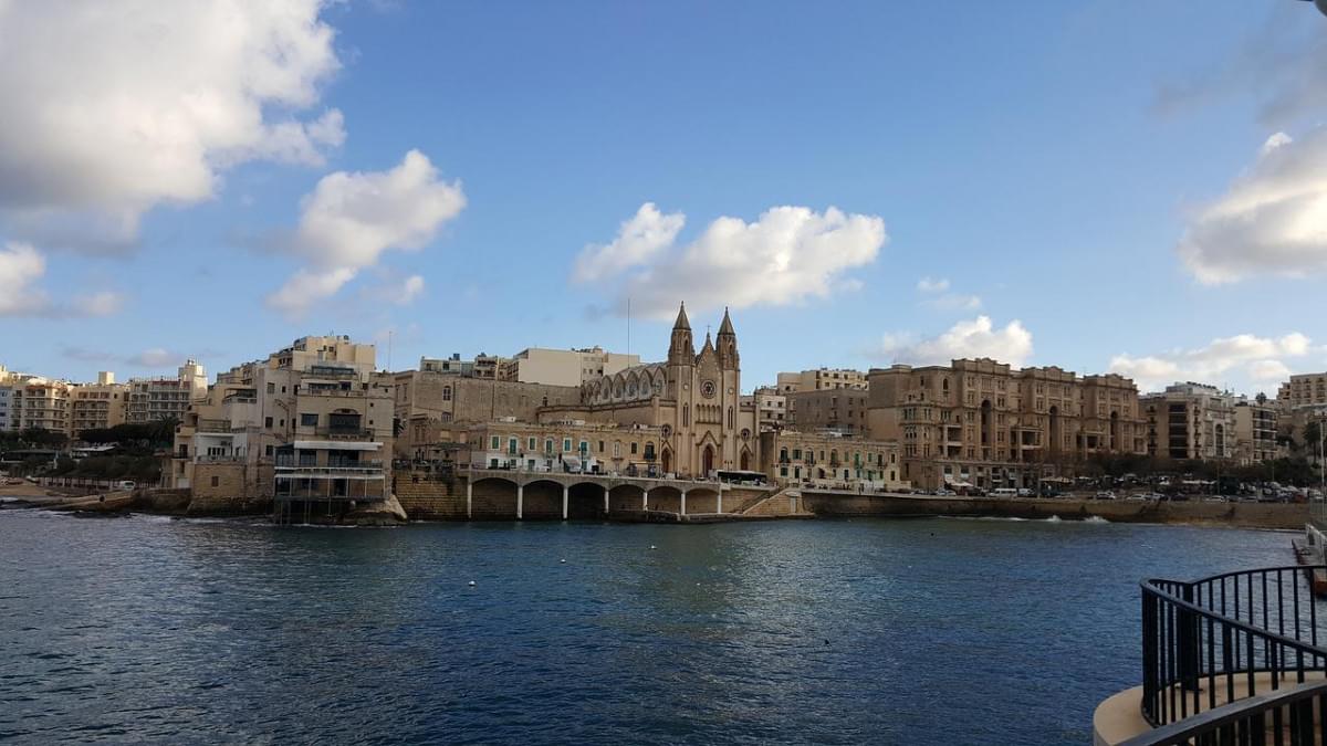 malta isola vedere sliema nuvola